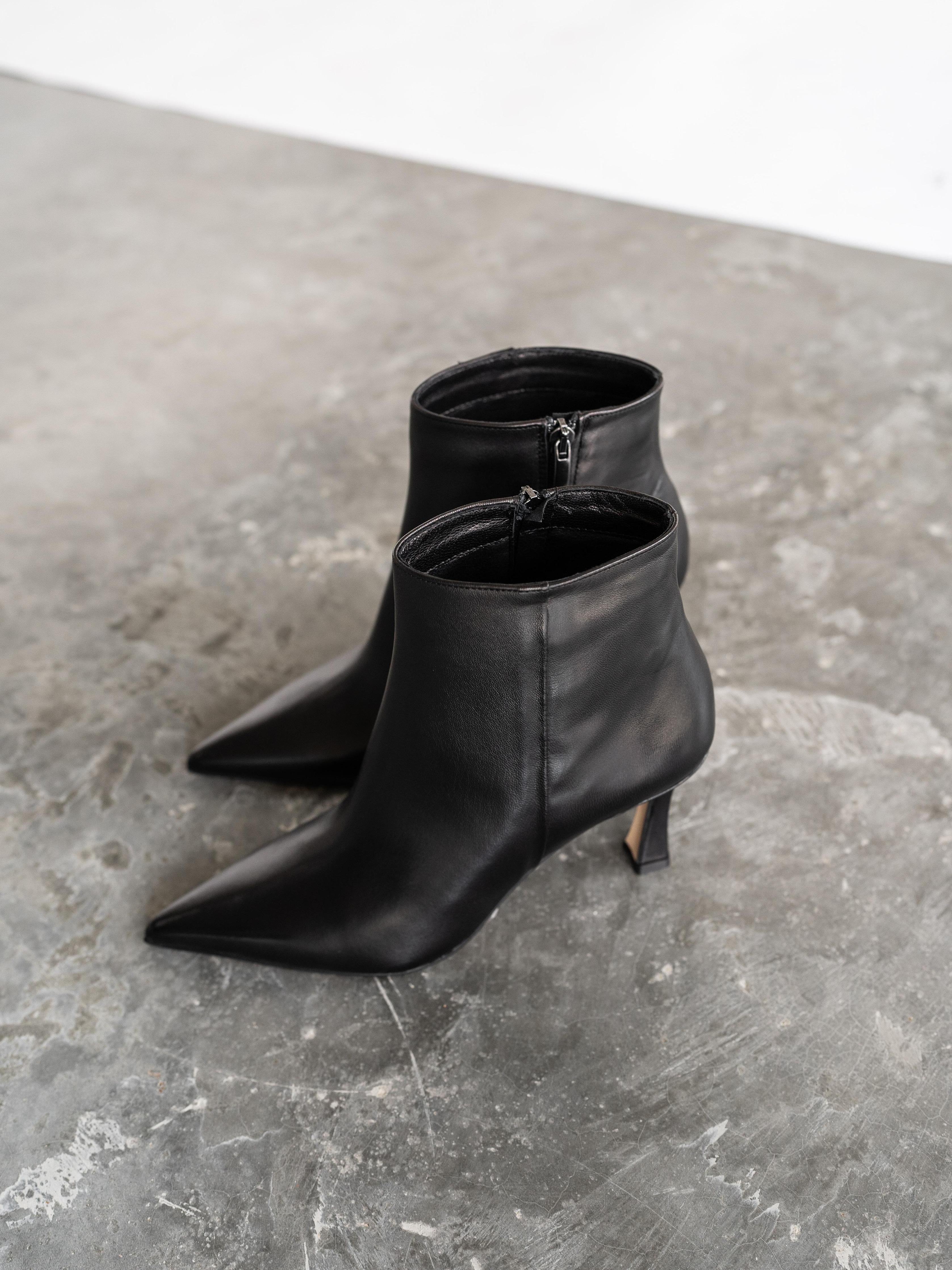 Bot met spitse punt - Zwart