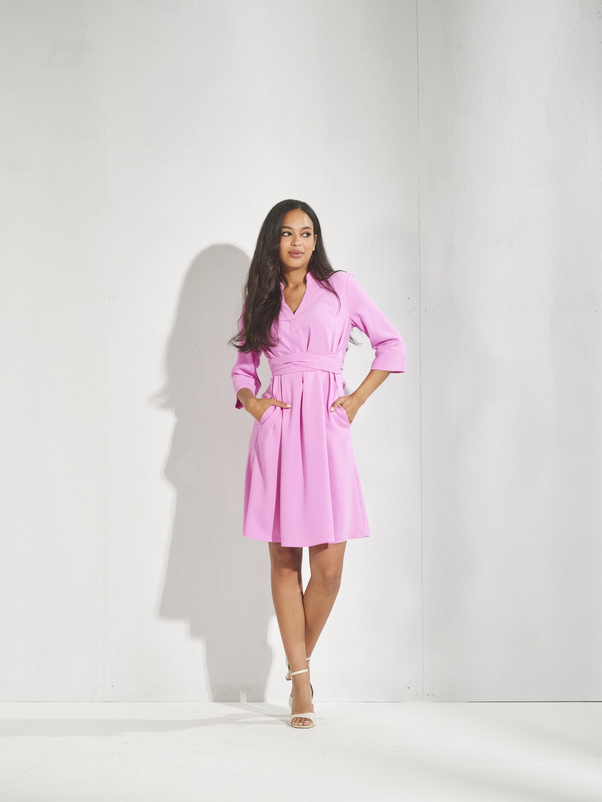 Korte jurk met knoopdetail - Roze