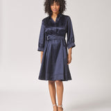 Satijnen jurk met taillelint - Navy