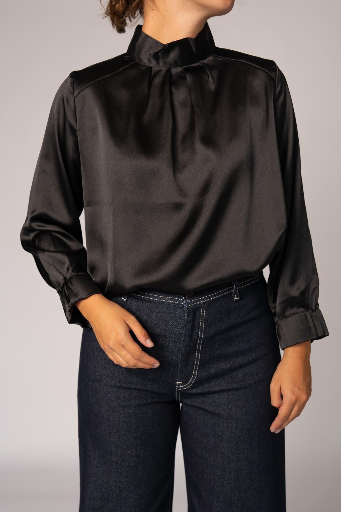 Satijnen blouse met opstaande kraag - Black