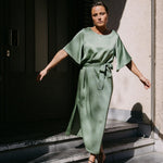 Satijnen jurk met taillelint - Sage green