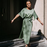 Satijnen jurk met taillelint - Sage green