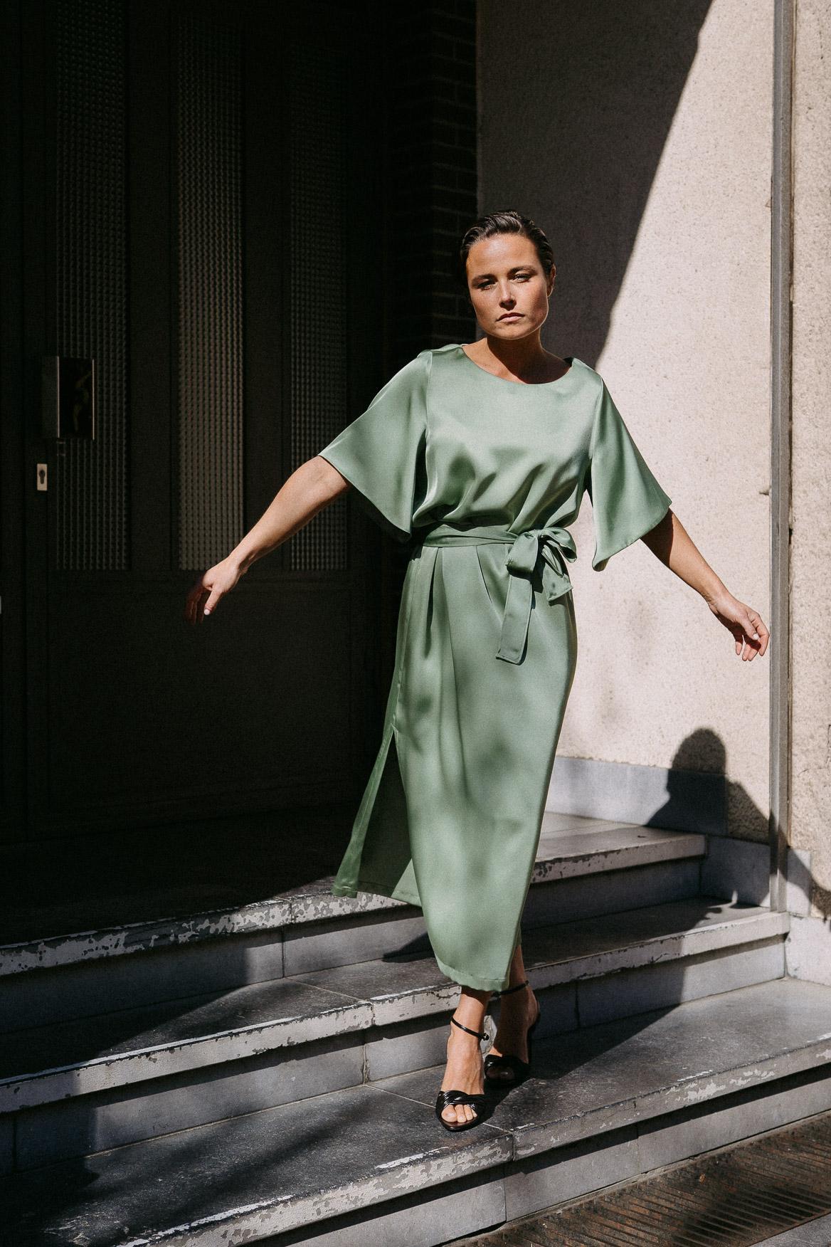 Satijnen jurk met taillelint - Sage green