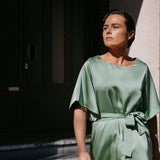 Satijnen jurk met taillelint - Sage green
