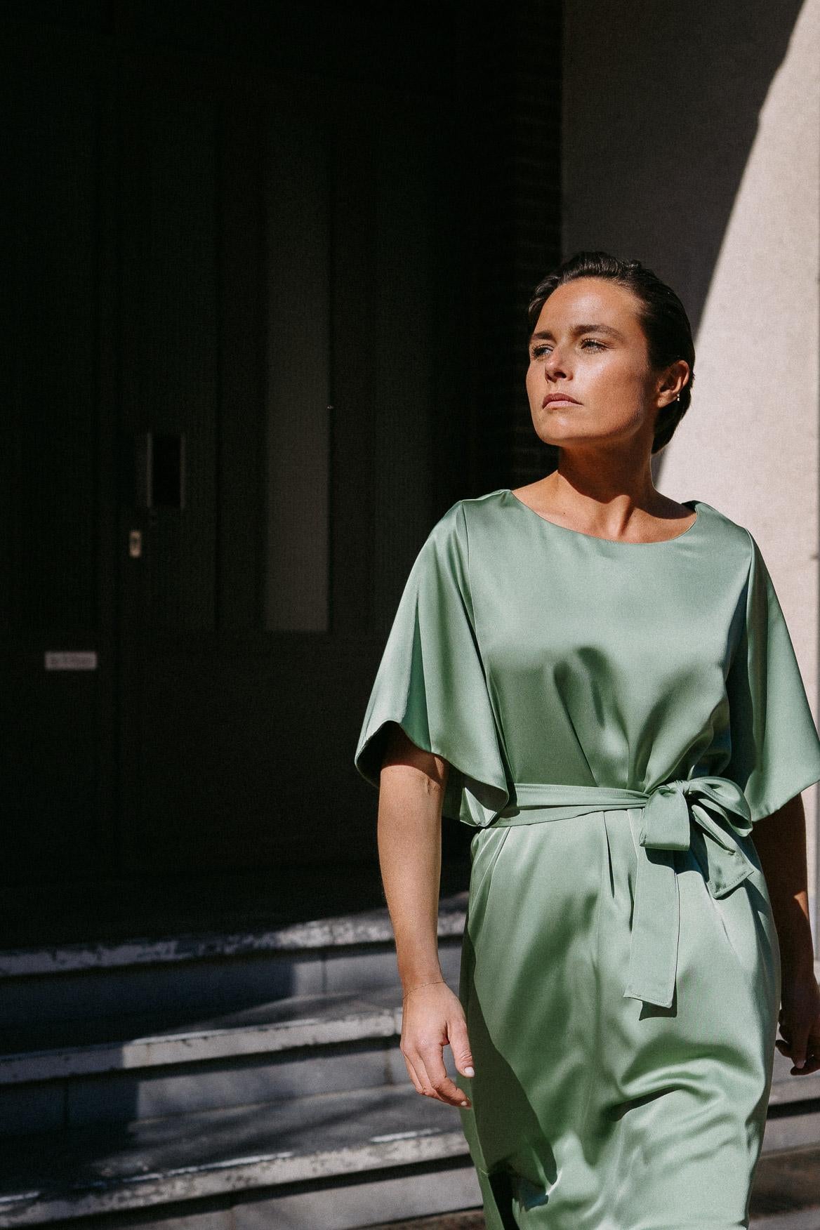 Satijnen jurk met taillelint - Sage green