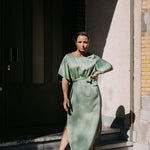 Satijnen jurk met taillelint - Sage green