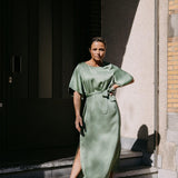 Satijnen jurk met taillelint - Sage green