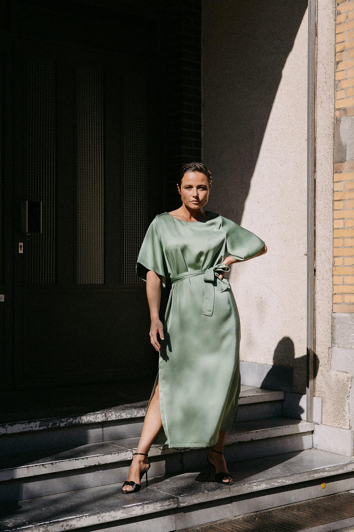 Satijnen jurk met taillelint - Sage green