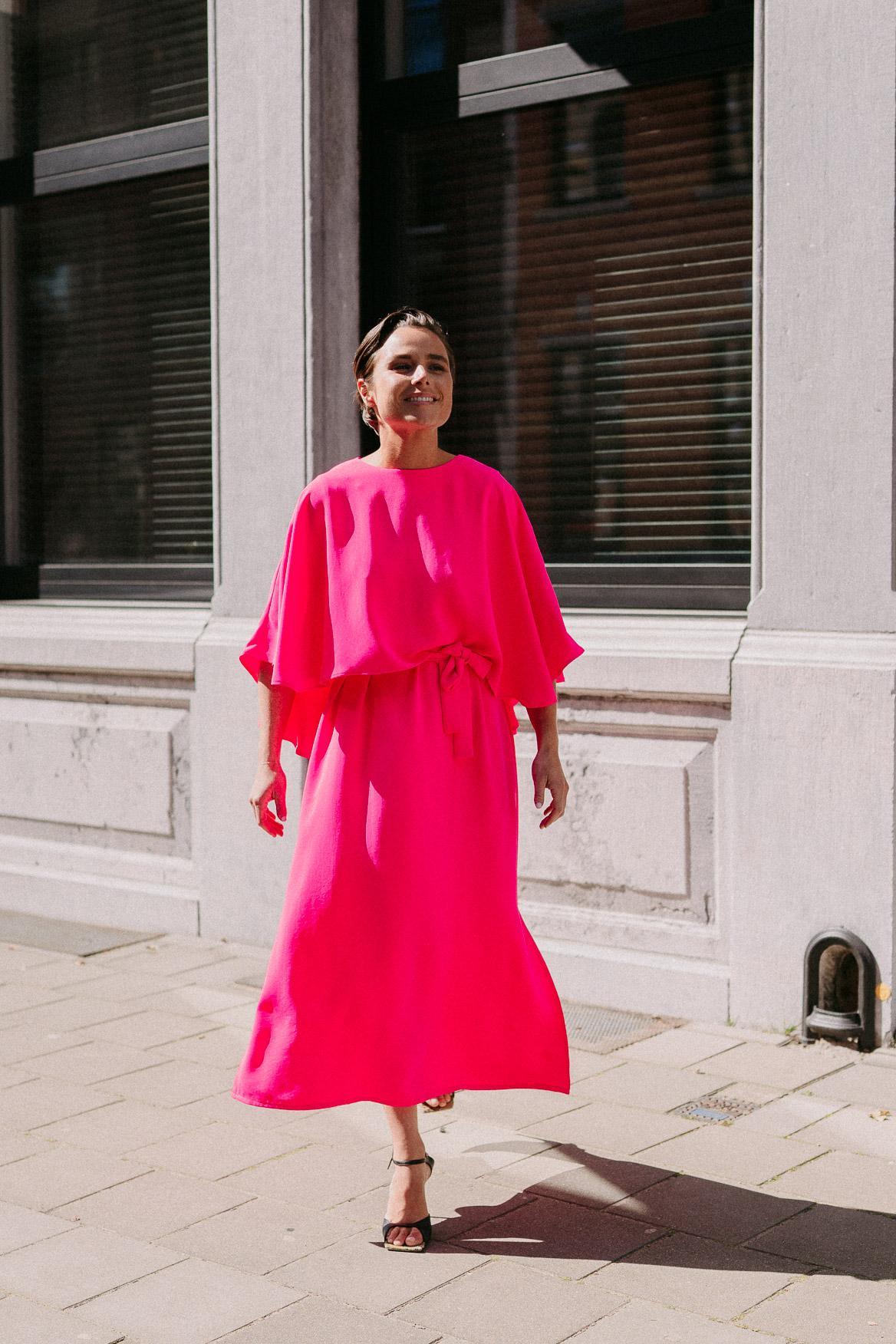 Mouwloze jurk met afneembare cape - Pink