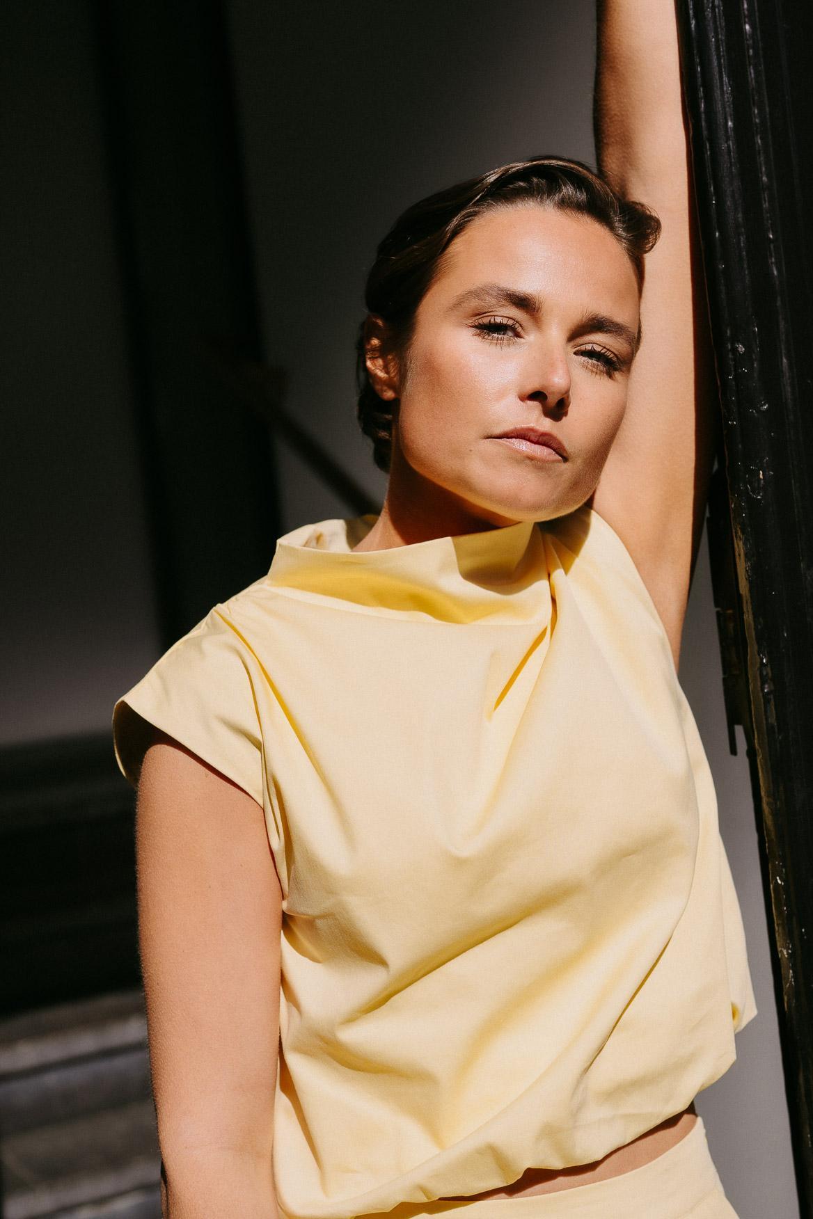 Top met gedrapeerde halslijn - Butter yellow