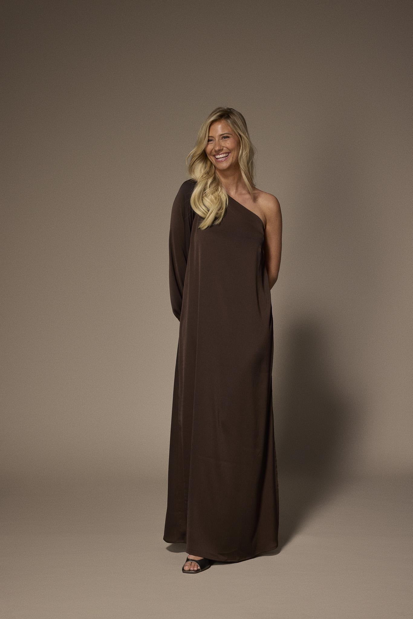 Kansas one-shoulder jurk - Brown