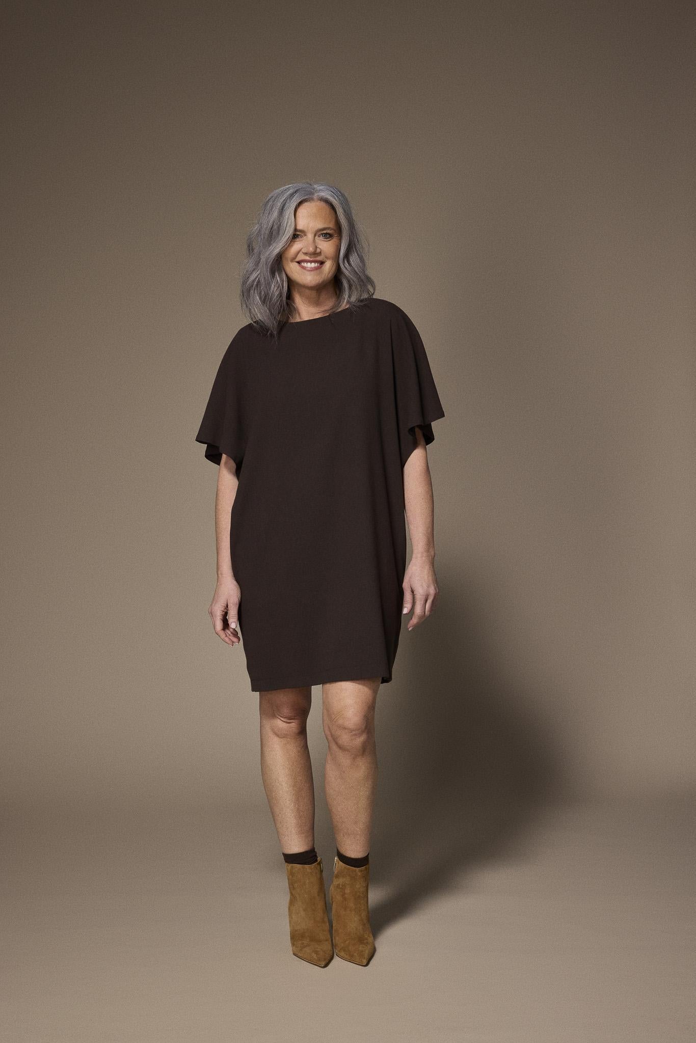 Noor mini jurk met capemouwen - Brown