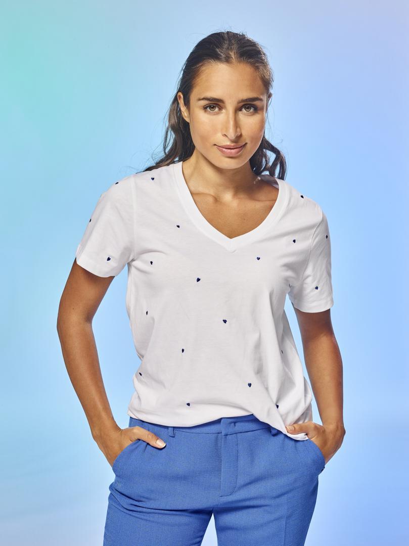 Basic witte t-shirt met v-hals en hartjes - Blauw