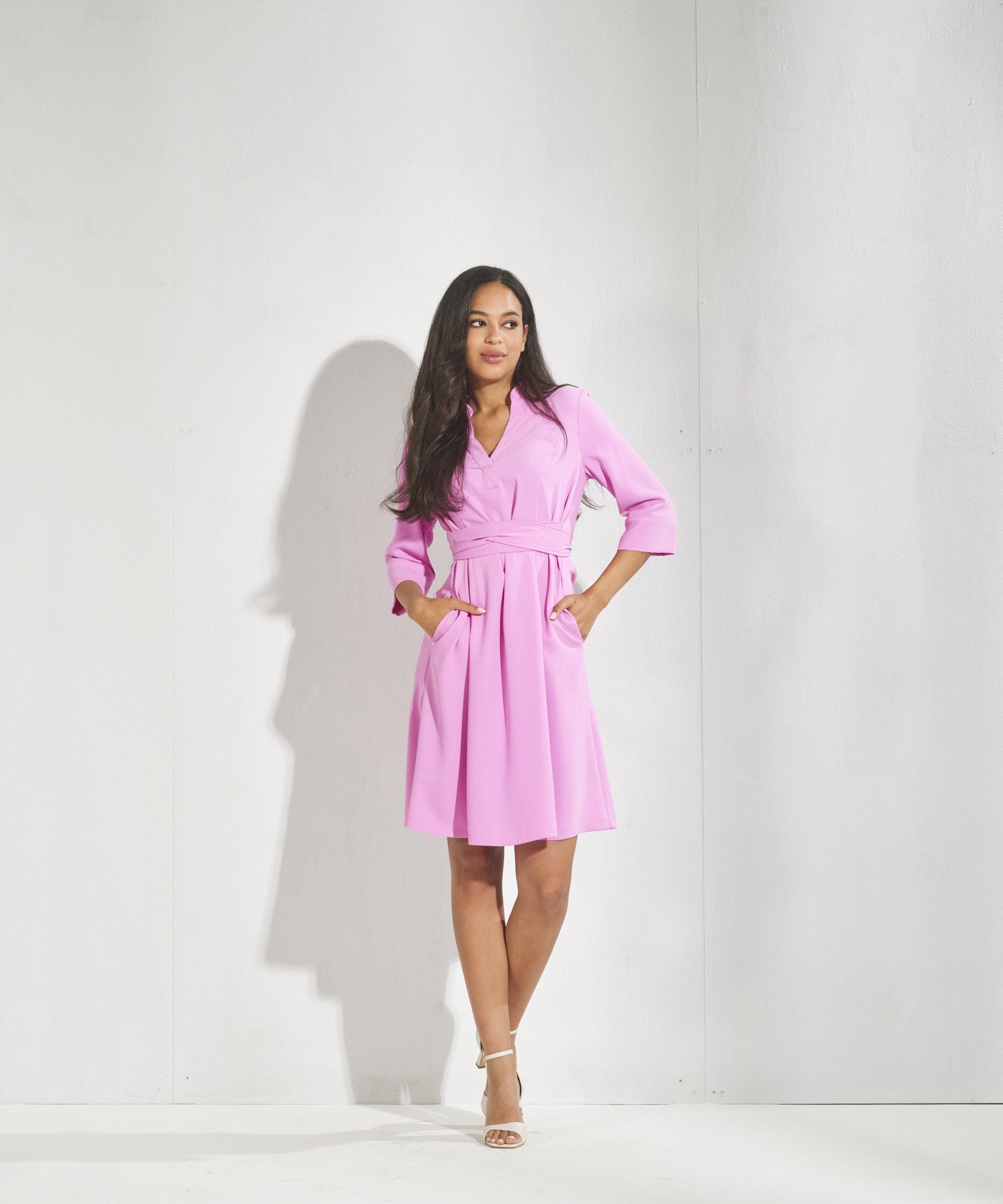 Korte jurk met knoopdetail - Roze
