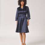 Satijnen jurk met taillelint - Navy