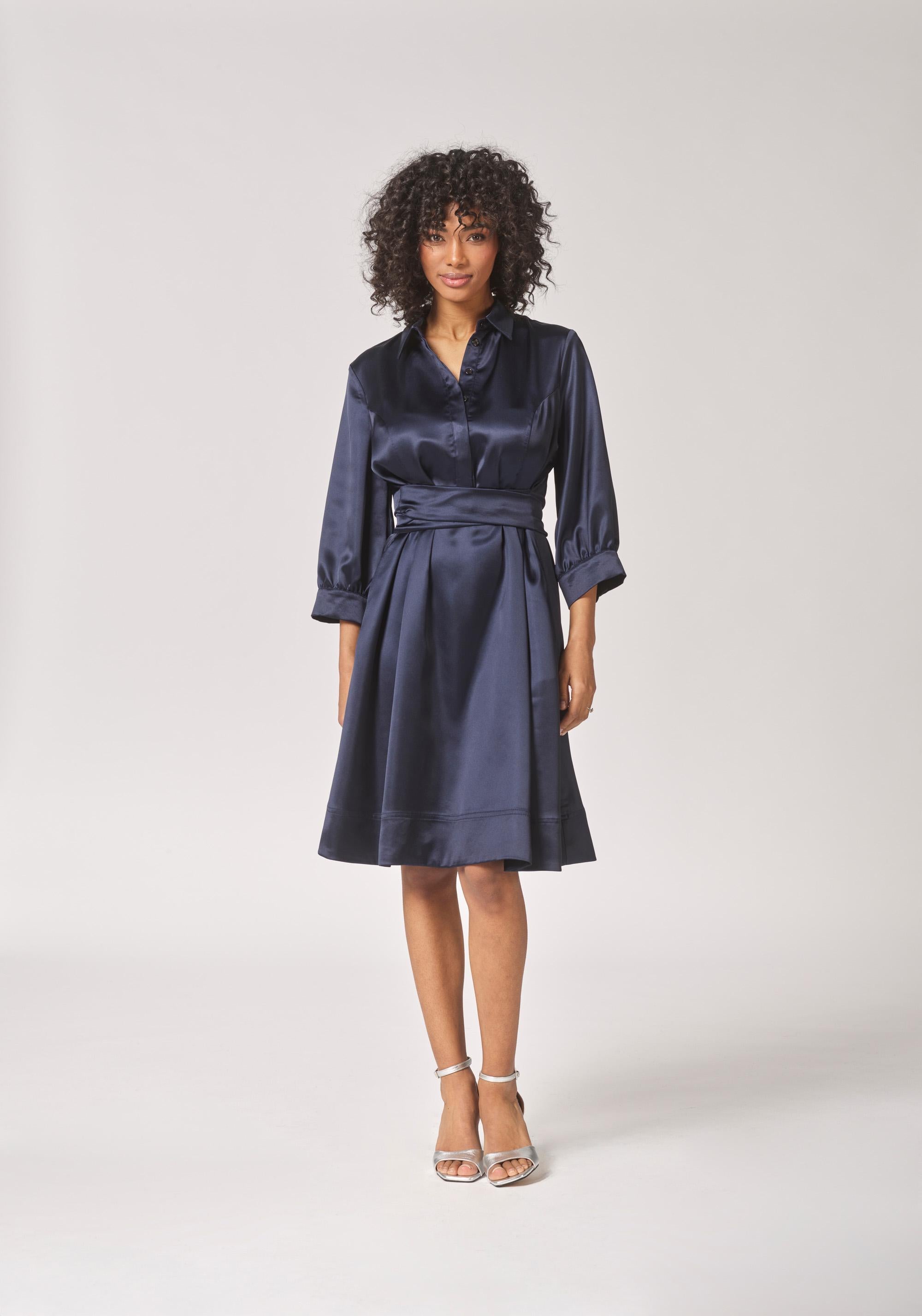 Satijnen jurk met taillelint - Navy