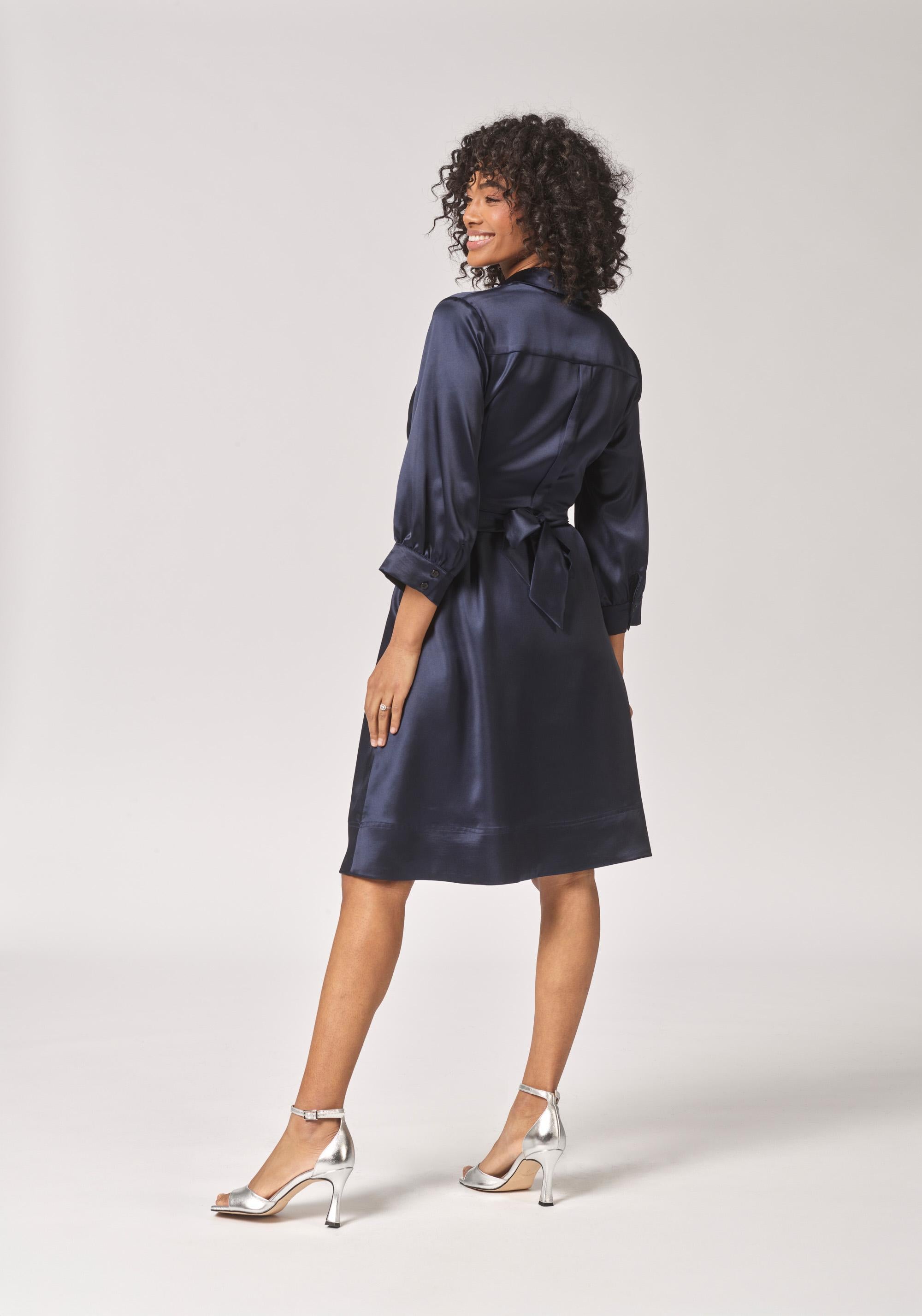 Satijnen jurk met taillelint - Navy