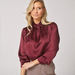 Satijnen blouse met opstaande kraag - Burgundy