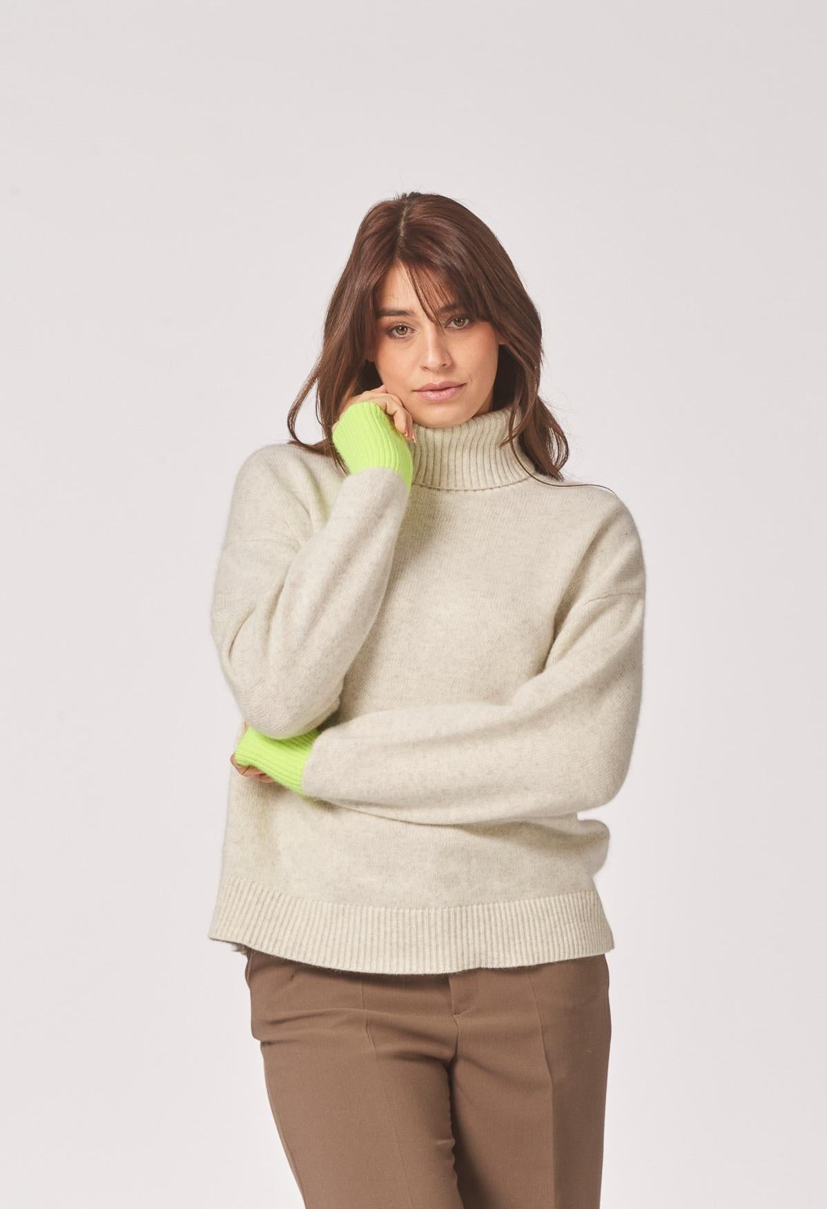 Rolkraag met kleur accent - Beige