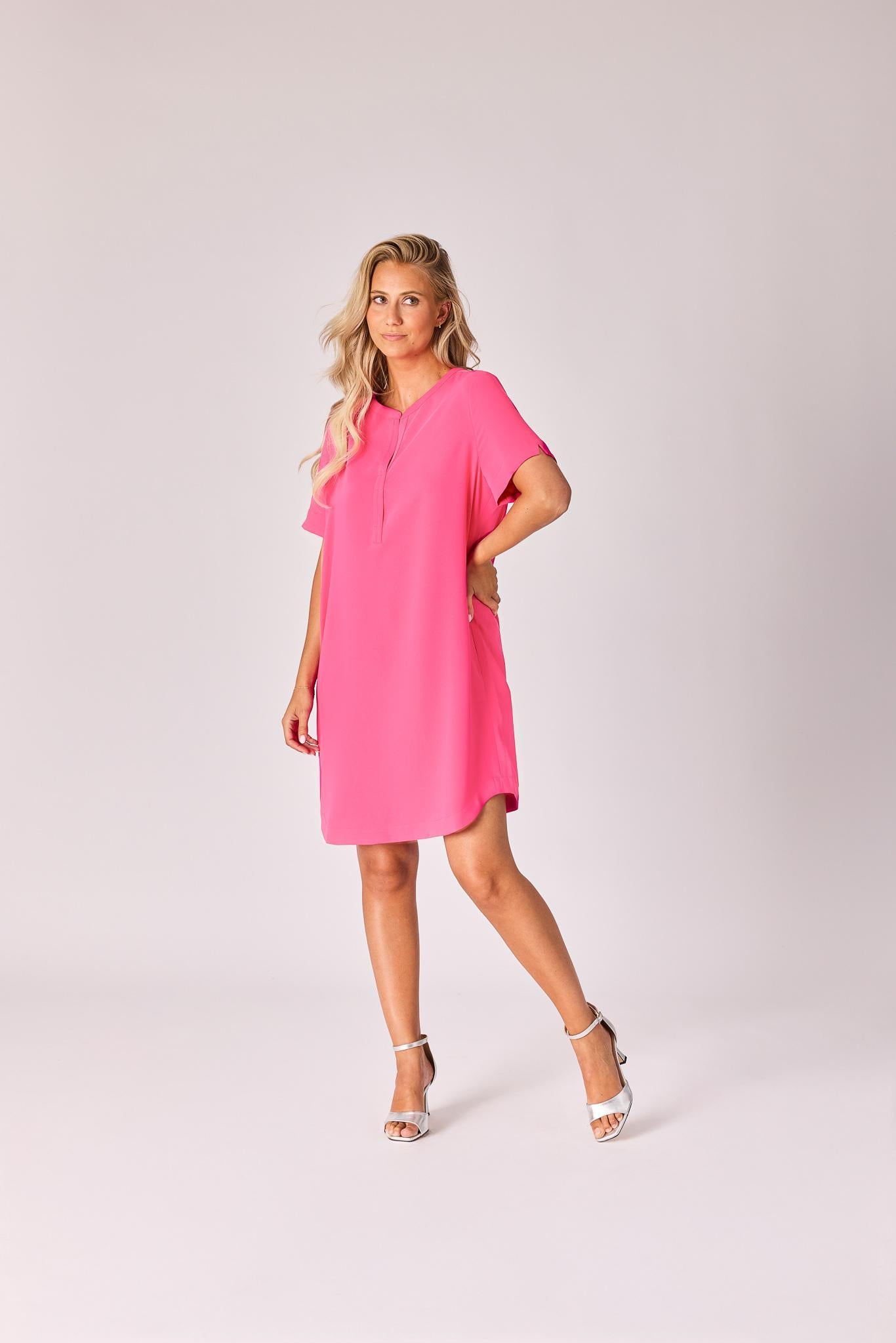 Jurk met v-hals en korte mouw - Pink