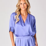 Blouse met v-hals in satijn - Blue lavender