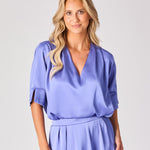 Blouse met v-hals in satijn - Blue lavender