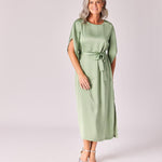 Satijnen jurk met taillelint - Sage green