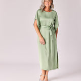 Satijnen jurk met taillelint - Sage green