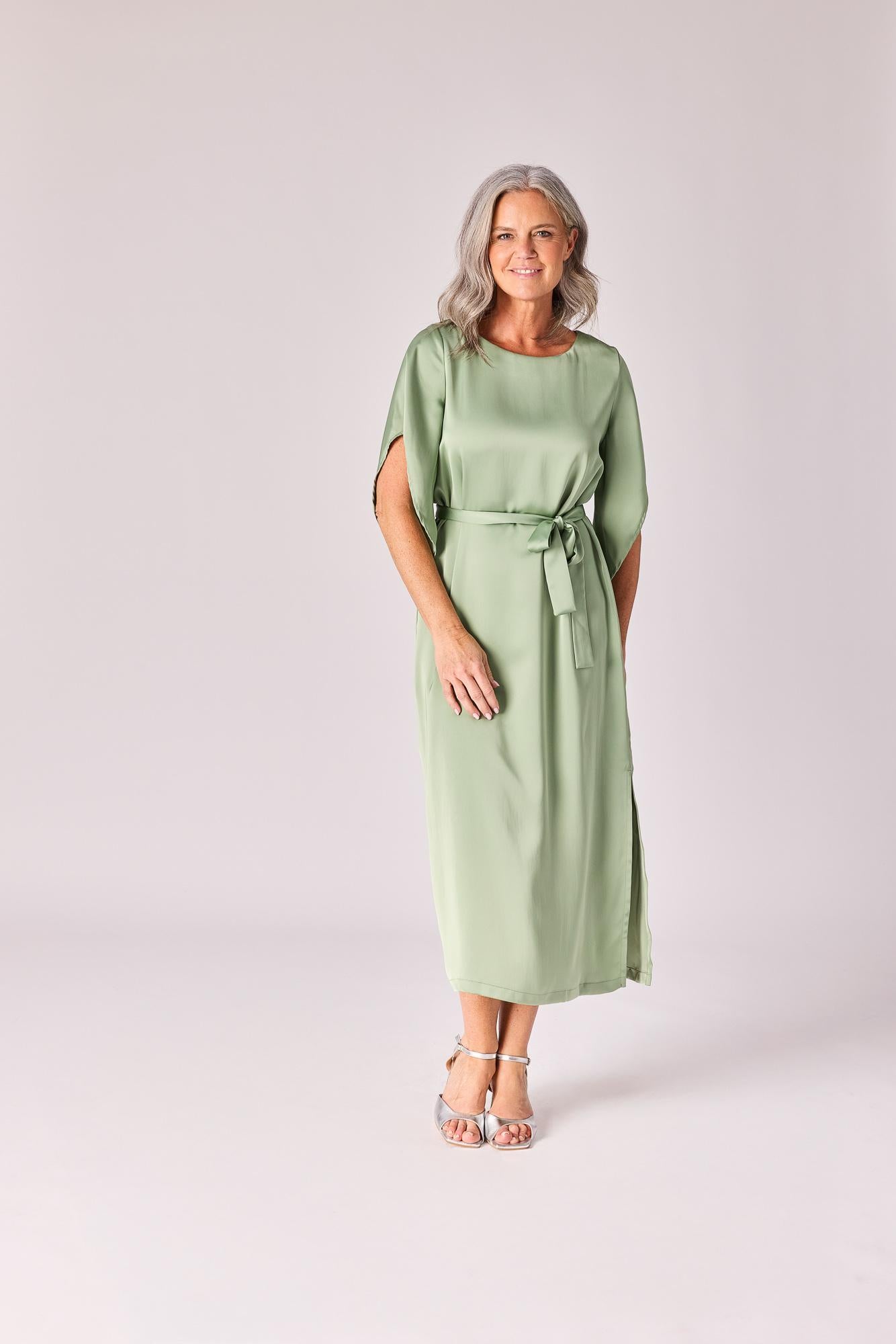 Satijnen jurk met taillelint - Sage green